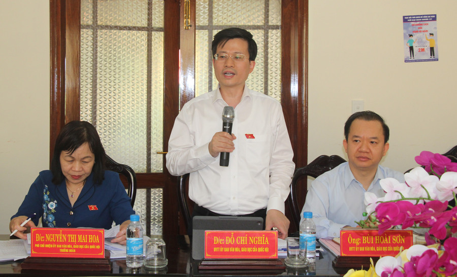 Ông Đỗ Chí Nghĩa, Ủy viên Thường trực Ủy ban Văn hóa, Giáo dục Quốc hội đánh giá cao sự nỗ lực của thầy cô giáo trong việc triển khai chương trình mới sau khi kiểm tra thực tế tại Trường THCS Lộc Tấn. Ông Đỗ Chí Nghĩa, Ủy viên Thường trực Ủy ban Văn hóa, Giáo dục Quốc hội đánh giá cao sự nỗ lực của thầy cô giáo trong việc triển khai chương trình mới sau khi kiểm tra thực tế tại Trường THCS Lộc Tấn.