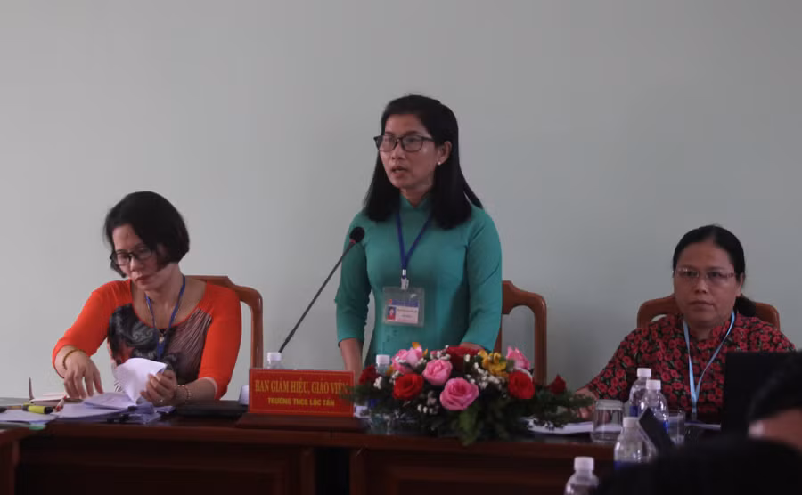 Cô Nguyễn Thị Kim Chi thông tin về việc triển khai chương trình mới với đoàn giám sát.