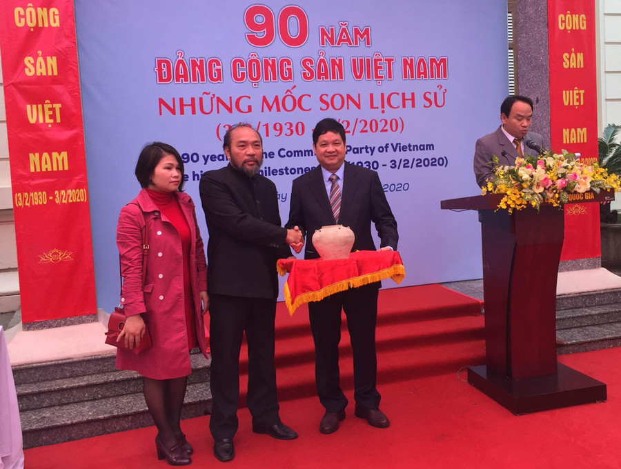 Giám đốc Bảo tàng Lịch sử Quốc gia, TS Nguyễn Văn Cường tiếp nhận cổ vật do TS Phạm Dũng và phu nhân trao tặng.