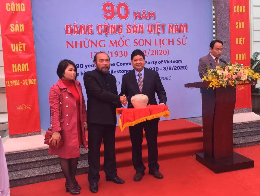 Giám đốc Bảo tàng Lịch sử Quốc gia, TS Nguyễn Văn Cường tiếp nhận cổ vật do TS Phạm Dũng và phu nhân trao tặng.