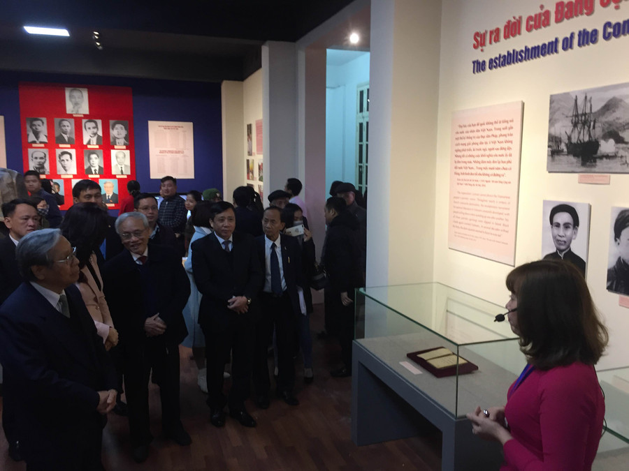 Các đại biểu và người dân Thủ đô tham quan trưng bày.