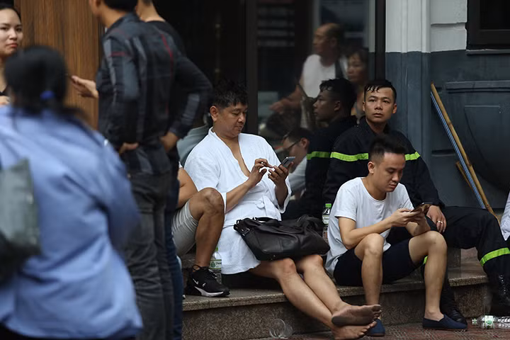 Nhiều người nhảy ra ngoài từ ngay khi phát hiện ra cháy.