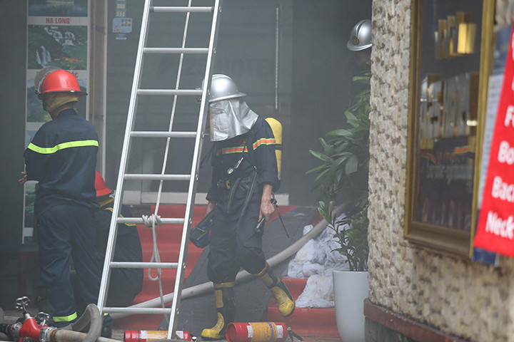 Đến 6h sáng nay, ngọn lửa cơ bản được khống chế.