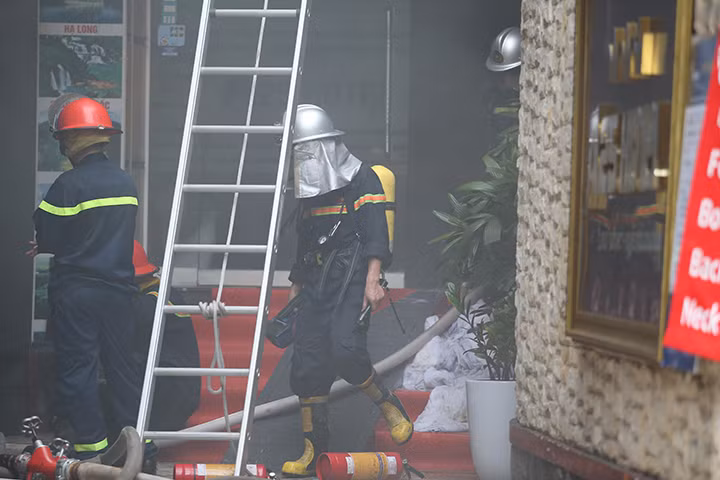 Đến 6h sáng nay, ngọn lửa cơ bản được khống chế.