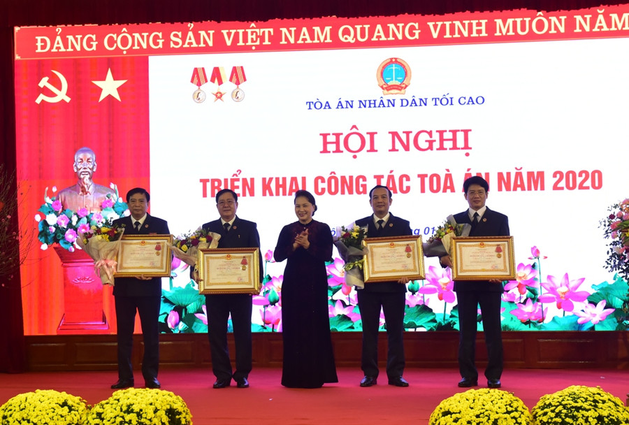 Chủ tịch Quốc hội trao tặng Huân chương Lao động hạng nhất cho các tập thể, cá nhân