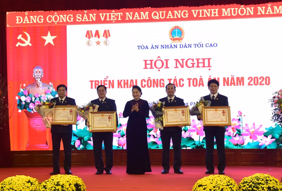 Chủ tịch Quốc hội trao tặng Huân chương Lao động hạng nhất cho các tập thể, cá nhân