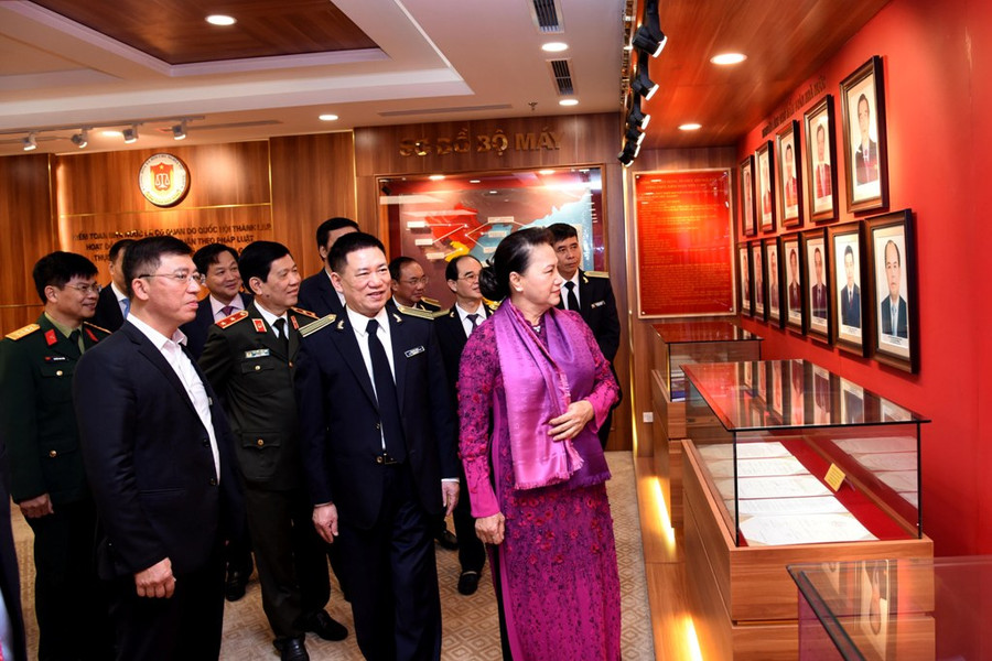 Chủ tịch Quốc hội tham quan Phòng Truyền thống của KTNN...