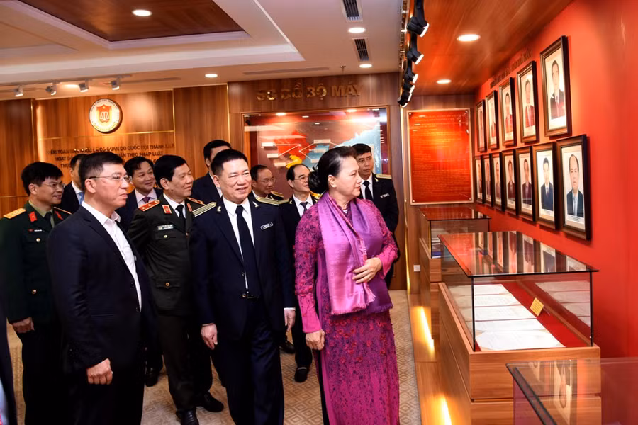 Chủ tịch Quốc hội tham quan Phòng Truyền thống của KTNN...