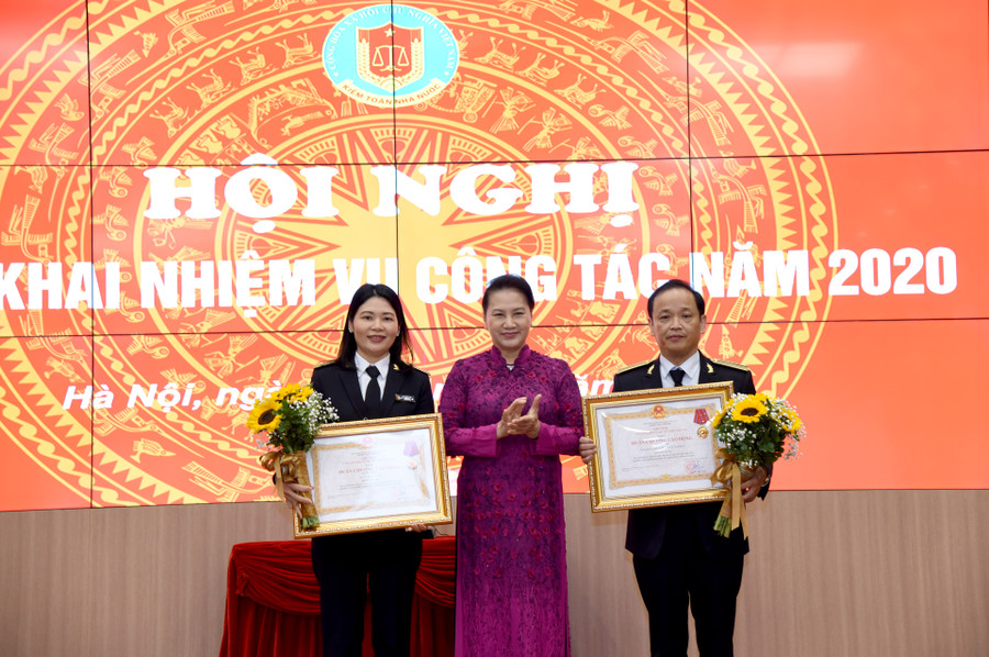 Chủ tịch Quốc hội trao Huân chương Lao động cho các tập thể, cá nhân