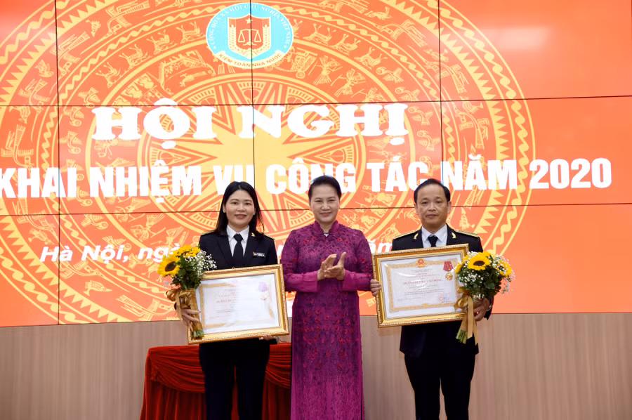 Chủ tịch Quốc hội trao Huân chương Lao động cho các tập thể, cá nhân