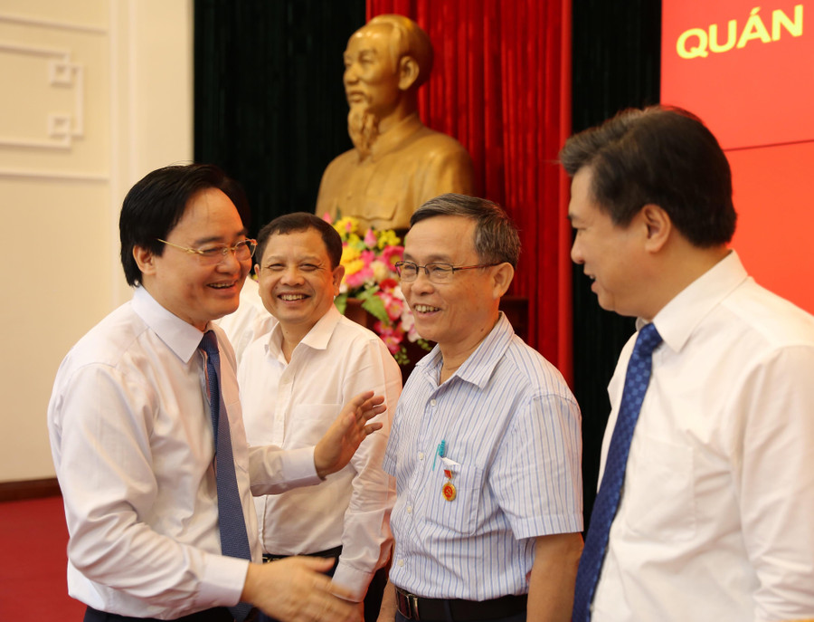 Bộ trưởng Phùng Xuân Nhạ trao huy chương 45 năm, 30 năm cho đảng viên tại Hội nghị Bộ trưởng Phùng Xuân Nhạ trao huy chương 45 năm, 30 năm cho đảng viên tại Hội nghị