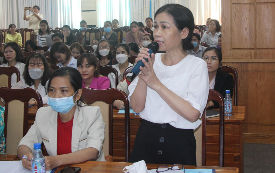 Đại biểu chia sẻ tại hội thảo.