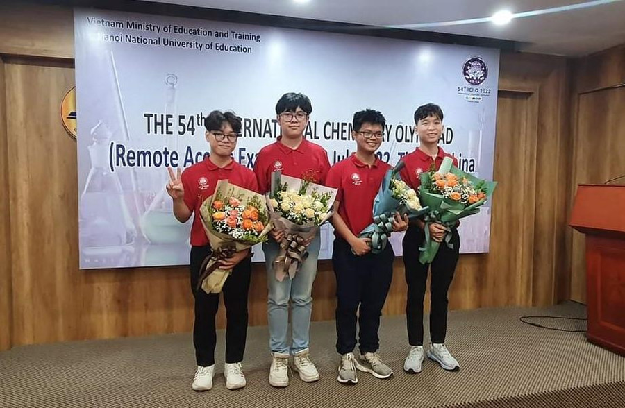 Nguyễn Việt Phong (thứ 2 từ phải qua) được tuyển thẳng vào Trường ĐH Khoa học Tự nhiên sau khi giành Huy chương Vàng môn Hoá học.