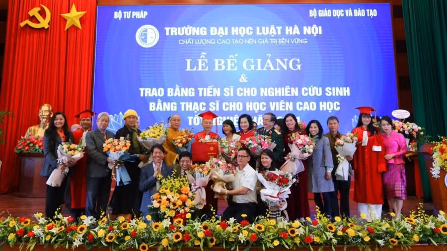 Thượng tọa Thích Chân Quang được trao bằng Tiến sĩ ngành Luật