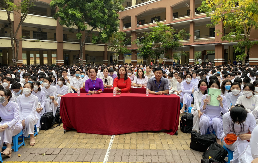 Đông đảo giáo viên và học sinh tham dự phiên tòa giả định.