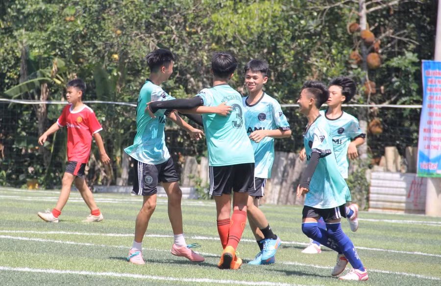 Niềm vui vỡ òa của các cầu thủ nhí.