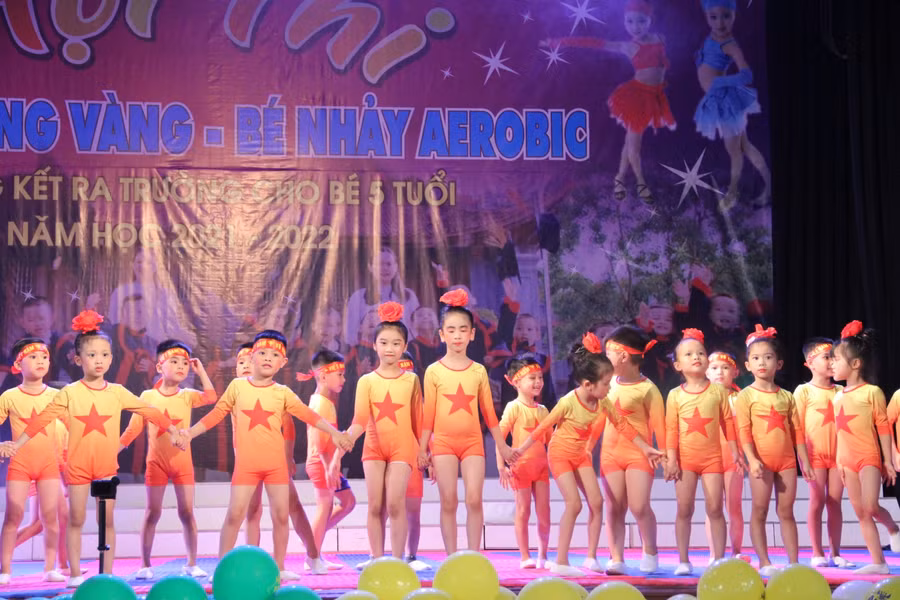 Chương trình có sự tham gia của 13 tiết mục đến từ 13 nhóm lớp của nhà trường.