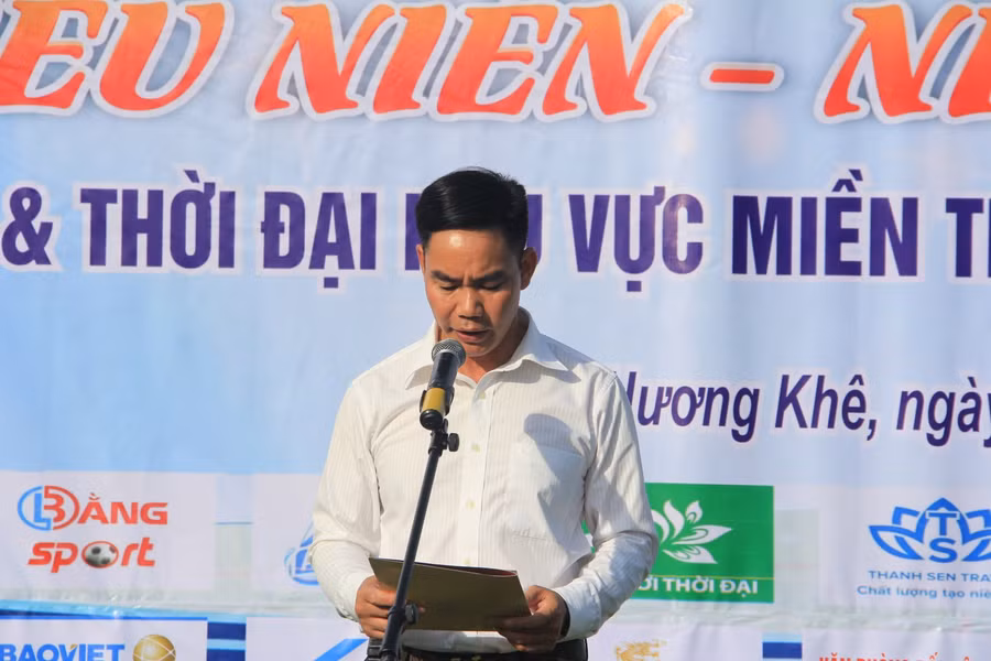 Đại diện ban tổ chức đọc diễn văn khai mạc Giải Bóng đá thiếu niên nhi đồng tranh Cúp báo GD&amp;TĐ khu vực MTTN lần 1 tại huyện Hương Khê.