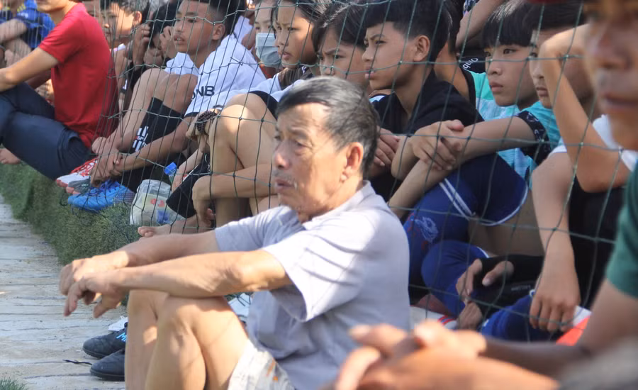 Nhiều cổ động viên lớn tuối không ngại trời nắng cũng chăm chú theo dõi trận đấu.