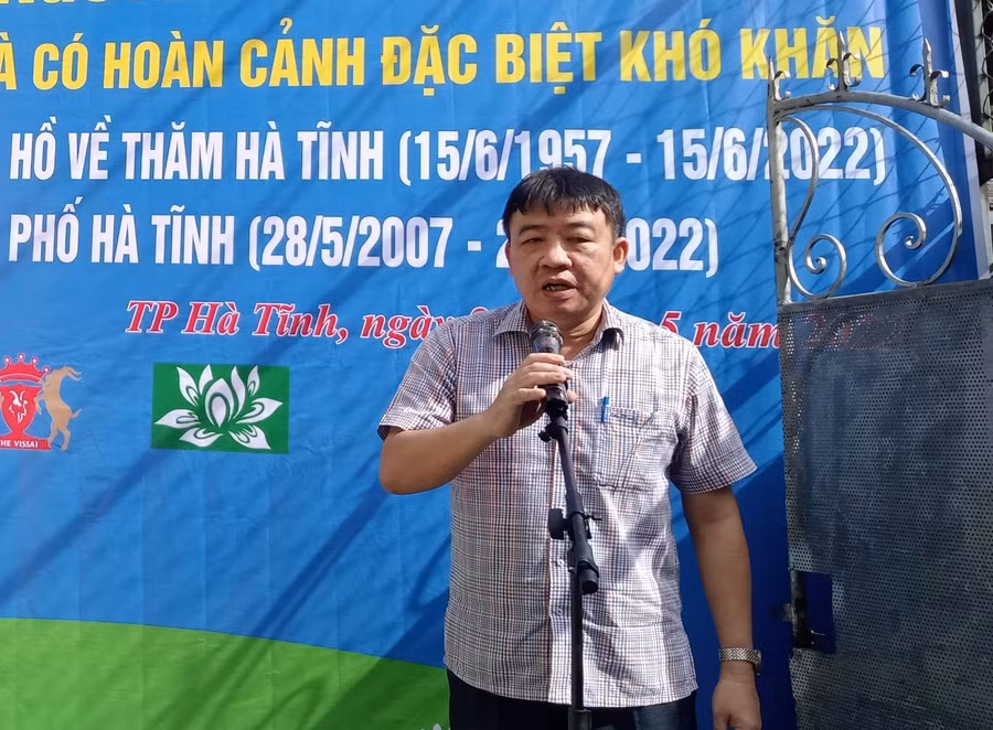 Phát biểu tại buổi lễ khánh thành bàn giao ông Trần Hậu Tuấn – Trưởng Ban Tuyên giáo Thành ủy TP Hà Tĩnh, thay mặt lãnh đạo thành phố, gia đình gửi lời cảm ơn Báo GD&amp;TĐ cùng các nhà tài trợ đã quan tâm, chia sẻ với các hoàn cảnh khó khăn trên địa bàn.