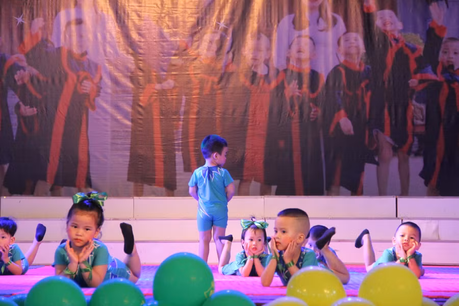 Phút quên bài đáng yêu trên sân khấu.