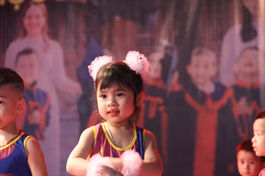 Mặc dù lần đầu tham gia, nhưng các bé nhóm lớp 3 tuổi cũng tự tin biểu diễn.