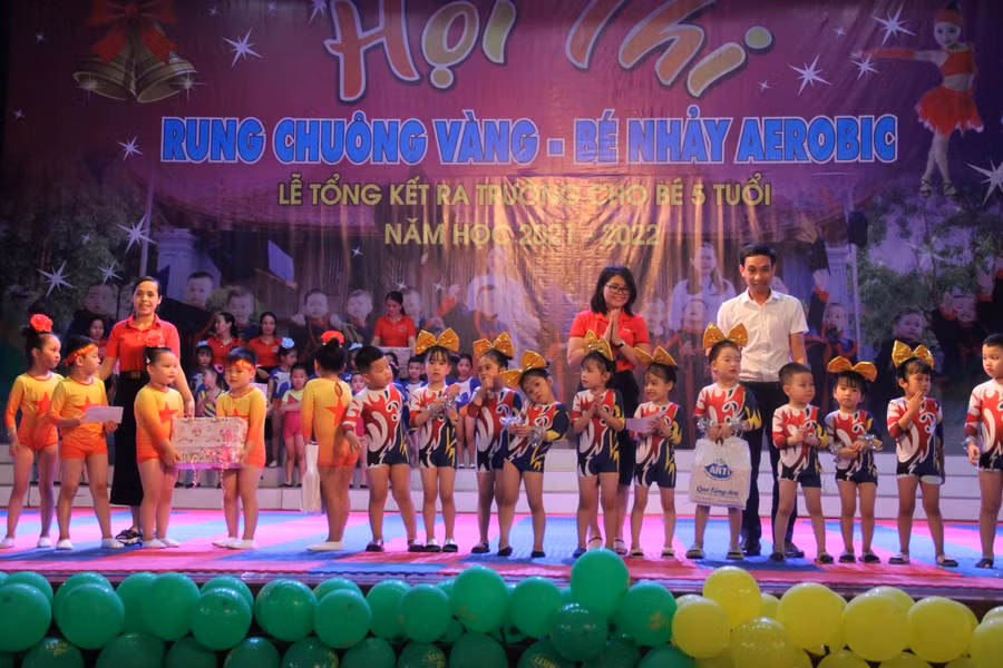 2 giải Nhỉ, 3 giải Ba và các giải Khuyến khích cho các đội đạt giải.