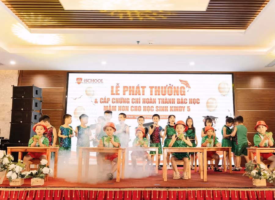 Sân khấu sôi động với màn trình diễn nhảy Dance Monkey.