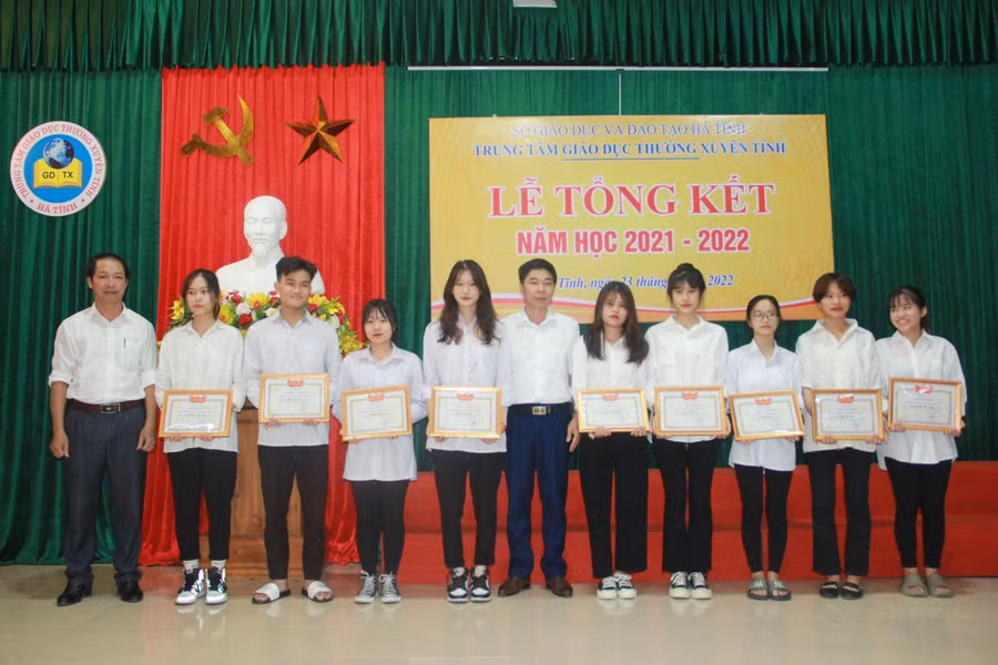 Hà Tĩnh: Trung tâm Giáo dục Thường xuyên trao thưởng cho học sinh đạt thành tích cao