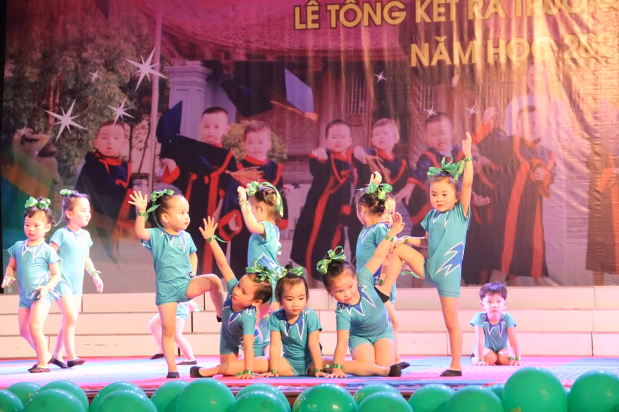 Các giáo viên đã lựa chọn cho các đội trang phục biểu diễn vô cùng bắt mắt, ngộ nghĩnh.