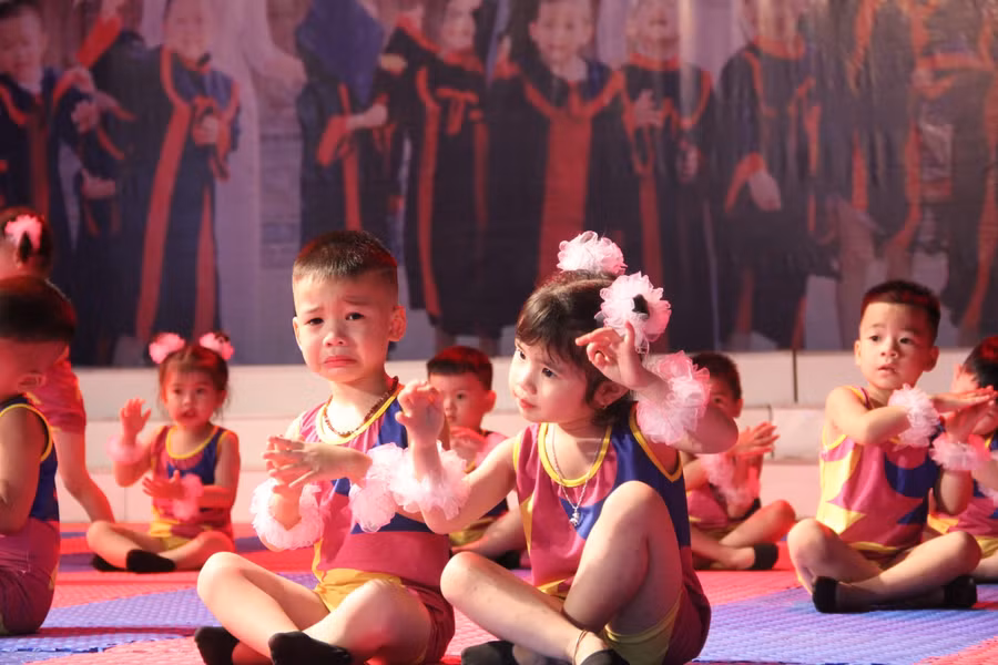 Dù bỡ ngỡ với sân khấu nhưng bé trai lớp 3 tuổi vẫn cố gắng hoàn thành phần thi.