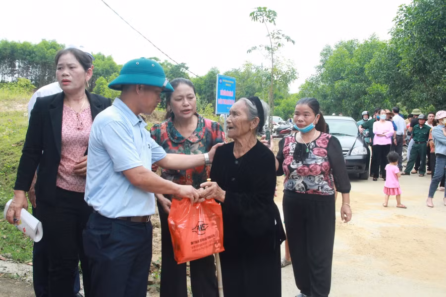 Cũng tại lễ khánh thành, Công ty Formosa Hà Tĩnh đã trao 350 suất quà trị giá gần 40 triệu đồng cho người dân thôn Hoa Tiến, Hoa Trung.
