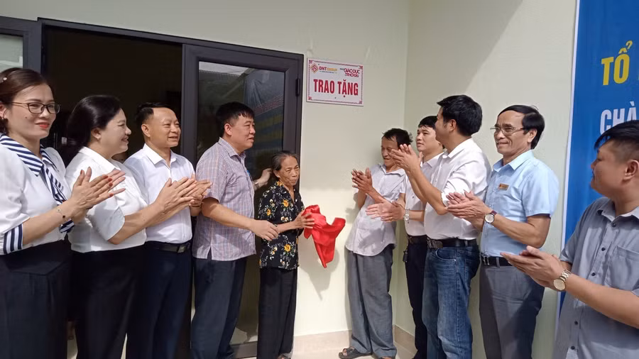 Đại diện chính quyến địa phương, báo GD&amp;TĐ, gia đình cùng kéo băng khánh thành ngôi nhà mới. Theo lãnh đạo địa phương, công trình càng có ý nghĩa hơn khi được trao vào thời điểm thành phố đã tổ chức các hoạt động chào mừng 65 năm ngày Bác Hồ về thăm Hà Tĩnh, 15 năm thành lập thành phố Hà Tĩnh.