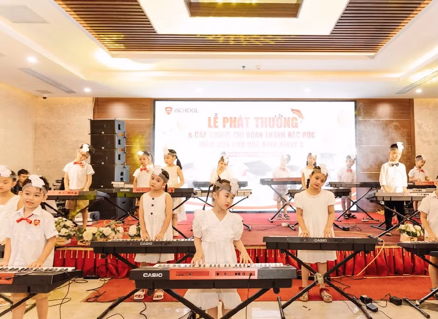 Mở đầu buổi lễ là các tiết mục văn nghệ đặc sắc.