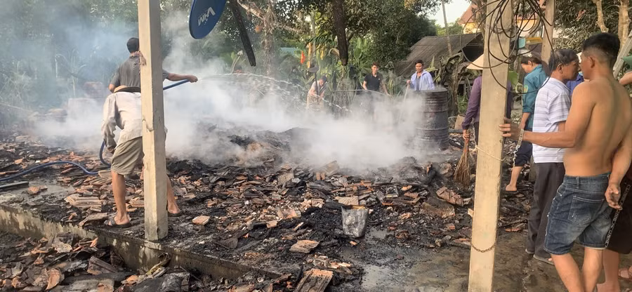 Ngọn lửa đã thiêu rui ngôi nhà cùng toàn bộ tài sản của gia đình ông Hùng.