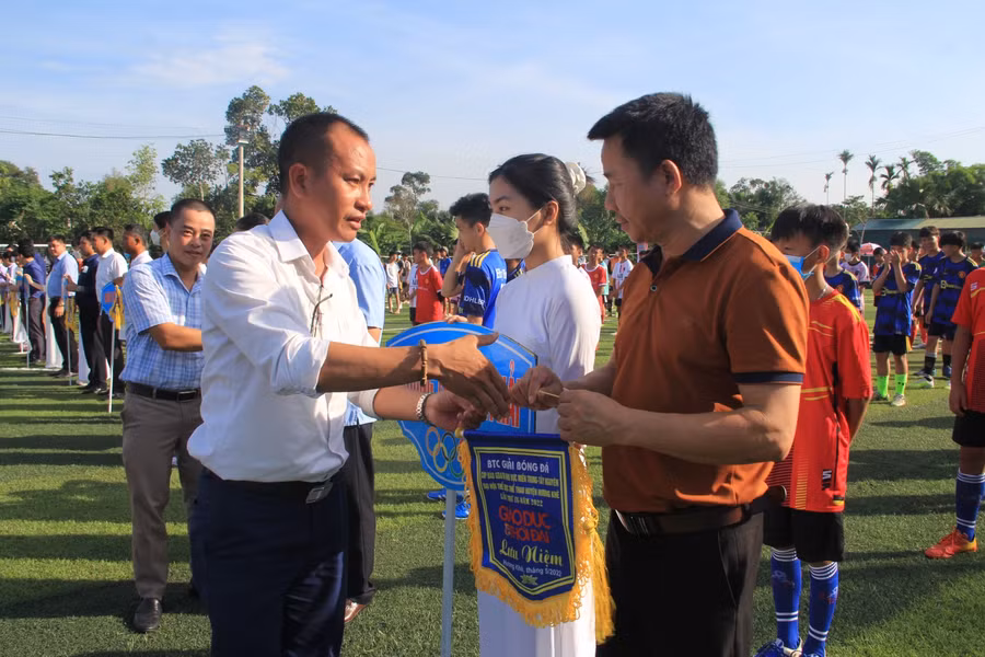Ban tổ chức trao cờ lưu niệm cho các đội tham dự.