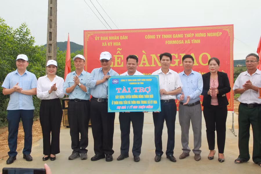 Đại diện công ty Formosa Hà Tĩnh trao biểu trưng số tiền hơn 1,6 tỷ đồng tài trợ xây dựng đường nông thôn mới.