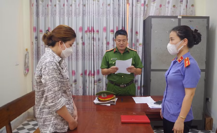 Cơ quan chức năng tống đạt quyết định khởi tố đối với Nguyễn Thị Huyền về hành vi hành hạ cháu ruột.