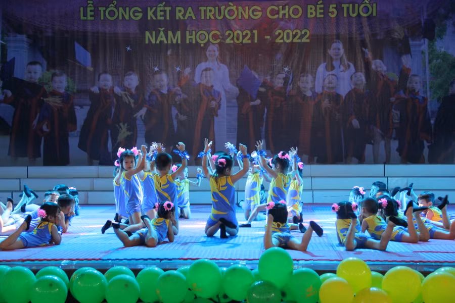 Màn trình diễn của các bé tạo nhiều bất ngờ và thu hút rất đông phụ huynh tới theo dõi, cổ vũ.