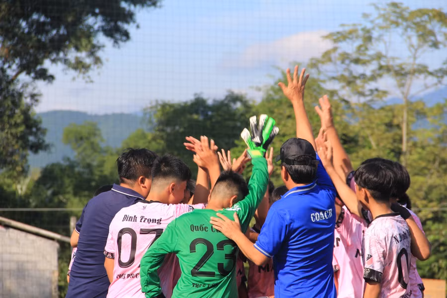 Huấn luyện viên hội ý các đội trước giờ bóng lăn.