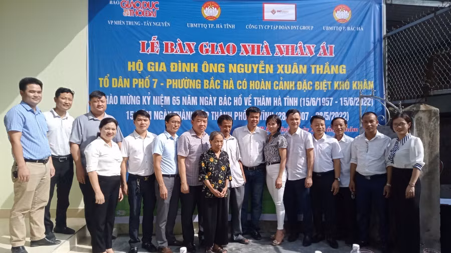 Hà Tĩnh: Bàn giao nhà Nhân ái cho đôi vợ chồng già có hoàn cảnh éo le