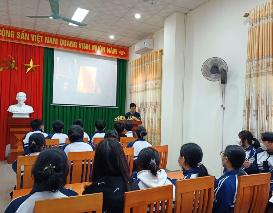 Học sinh tìm hiểu lịch sử địa phương qua màn hình trực tuyến.