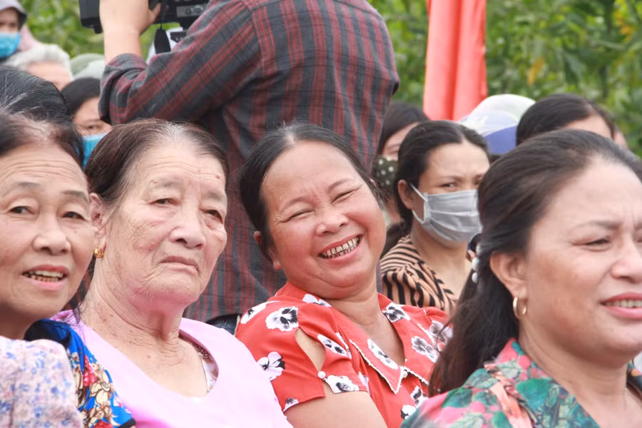 Nhiều người dân tại các thôn lân cận cũng đến chung vui với người dân thôn Hoa Tiến, Hoa Trung.