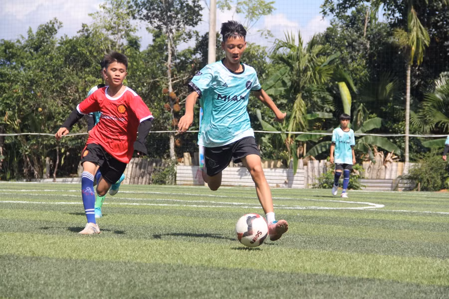 Pha tranh bóng gay cấn giữa các cầu thủ nhí.