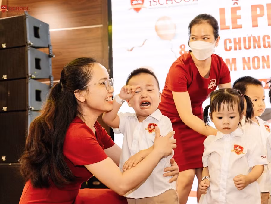 Phút ngộ nghĩnh trên sâu khấu của các bé lớp Nursery.