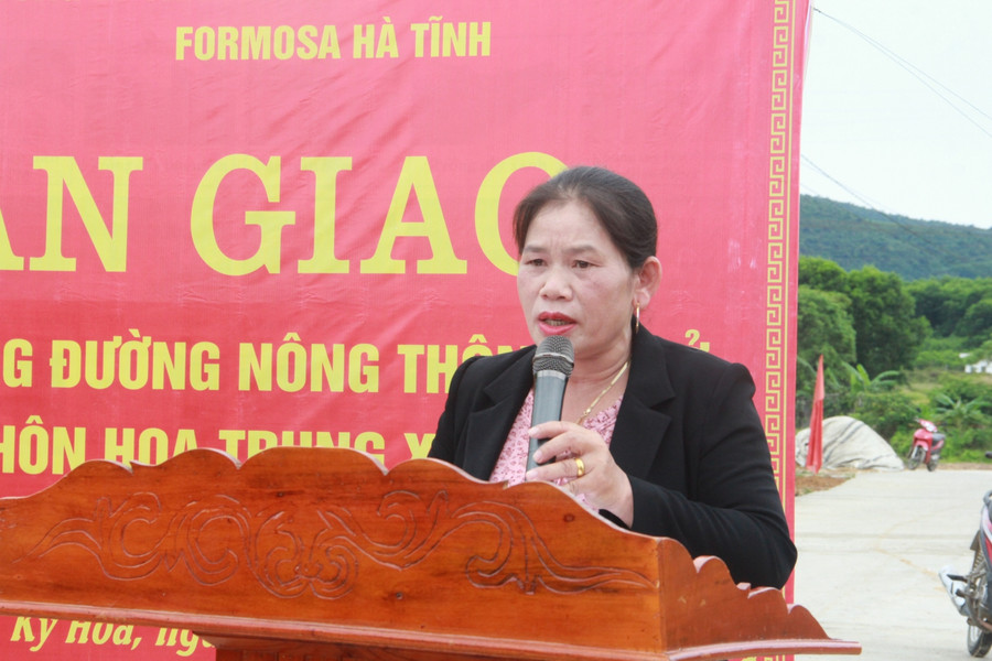 Bà Đào Thị Huệ, Bí thư thôn Hoa Tiến (xã Kỳ Hoa) chia sẻ niềm vui khi người dân được thụ hưởng tuyến đường mới khang trang. Bà Đào Thị Huệ, Bí thư thôn Hoa Tiến (xã Kỳ Hoa) chia sẻ niềm vui khi người dân được thụ hưởng tuyến đường mới khang trang.