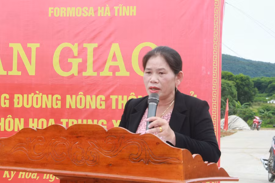 Bà Đào Thị Huệ, Bí thư thôn Hoa Tiến (xã Kỳ Hoa) chia sẻ niềm vui khi người dân được thụ hưởng tuyến đường mới khang trang.