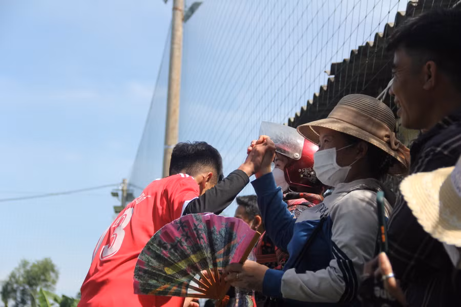 Các cổ động viên chia vui cùng với các cầu thủ nhí.