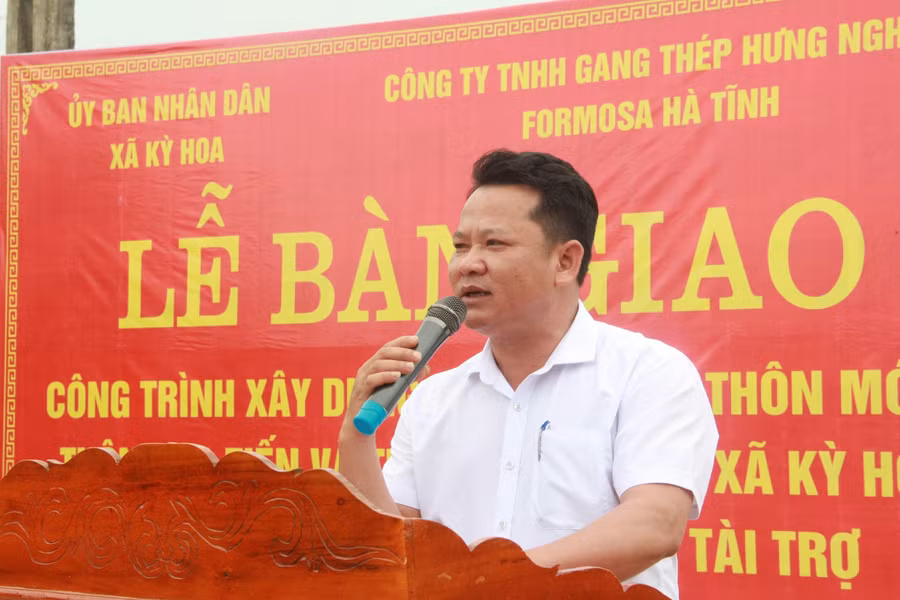 Ông Đặng Văn Cường, Bí thư Đảng ủy xã Kỳ Hoa bày tỏ lời cám ơn đối với Công ty Formosa Hà Tĩnh đã đồng hành cùng địa phương trong phong trào xây dựng nông thôn mới.