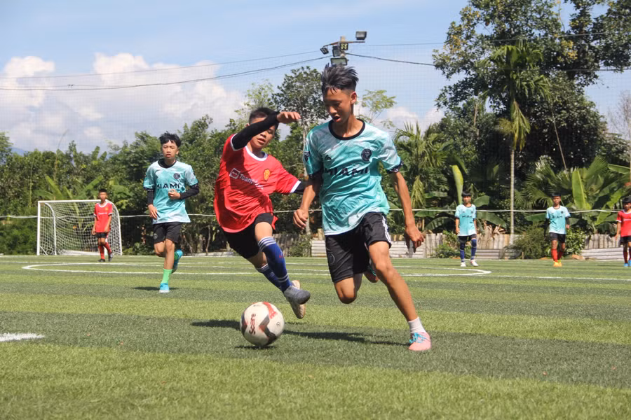 Trận đấu giữa đội THCS Hương Trà và THCS Gia Phố cũng không kém phần kịch tính.